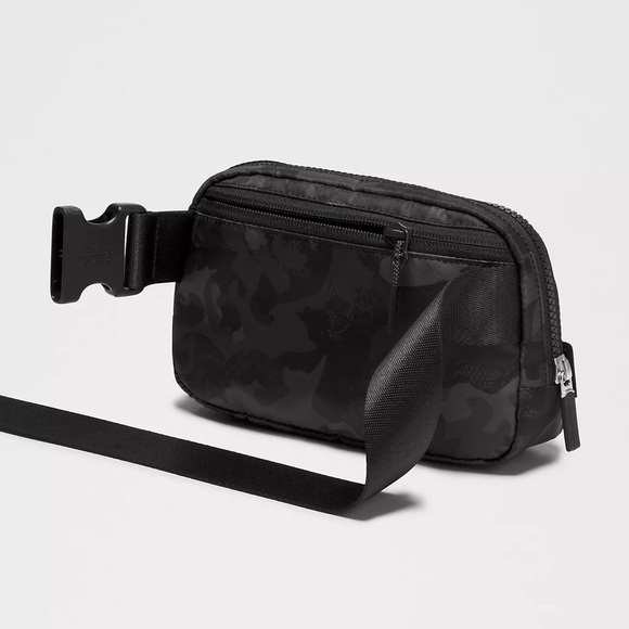 lululemon everywhere belt bag black and white Bag, (LU9B78S) : Sports & Outdoors Featuring a zippered main compartment with interior mesh pockets and an exterior zippered pocket Lululemon Everywhere Belt Bag 1L,
